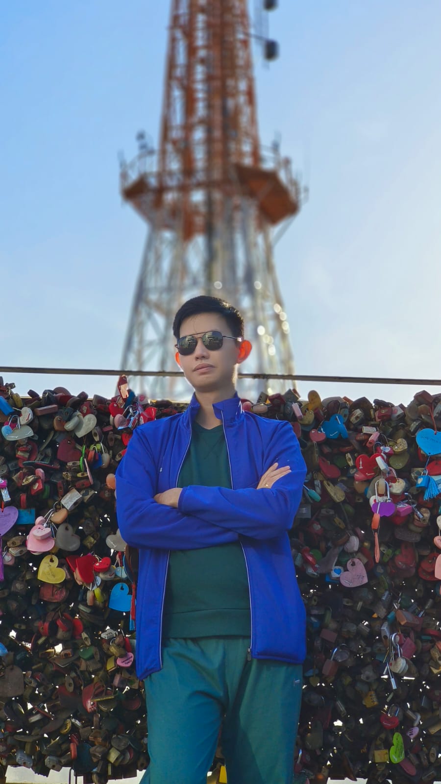 Samuel mengenakan jaket biru di luar ruangan
